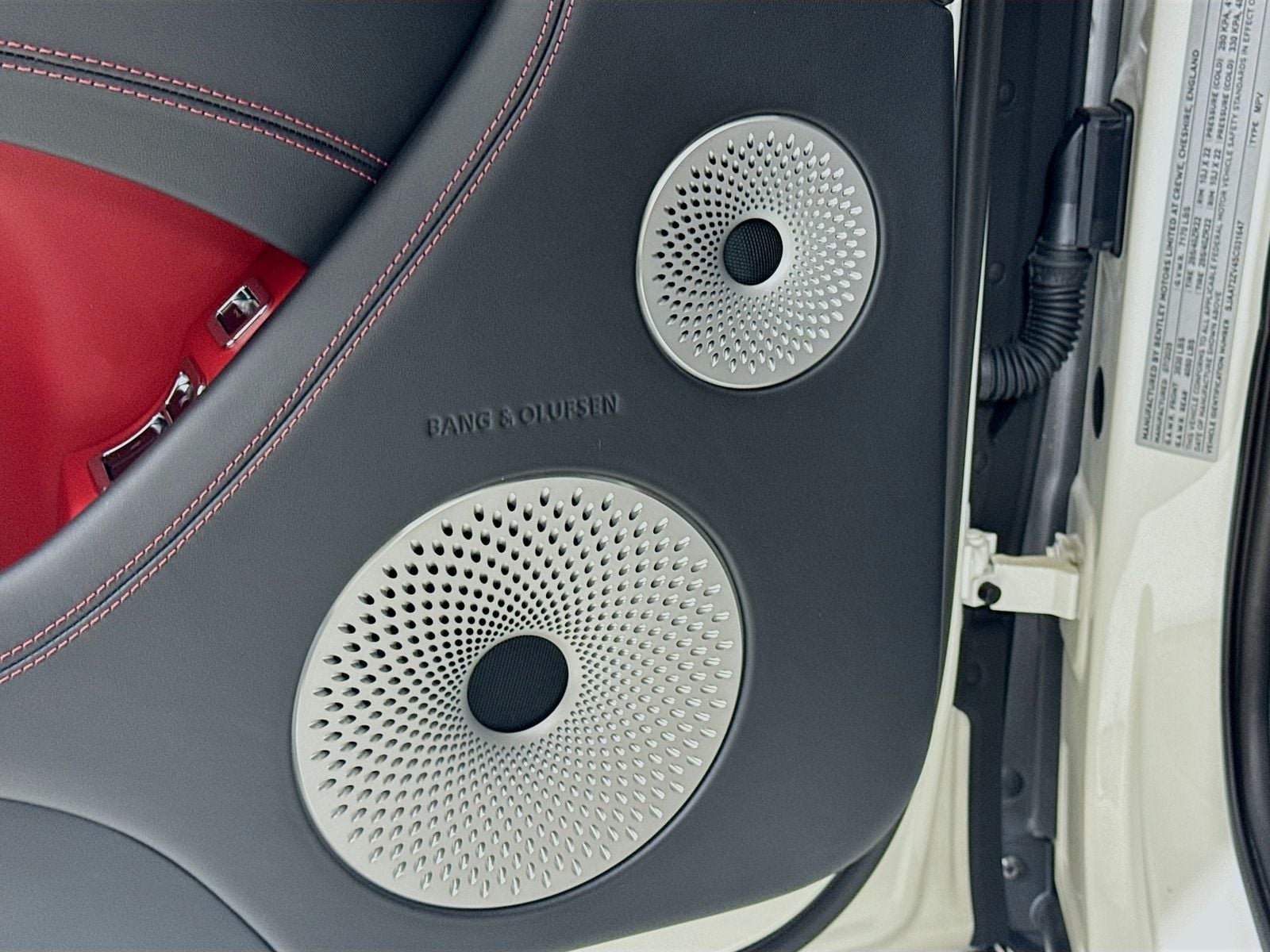 2025 Bentley Bentayga - Photo 17