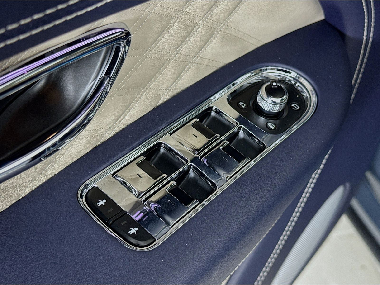 2025 Bentley Bentayga - Photo 16