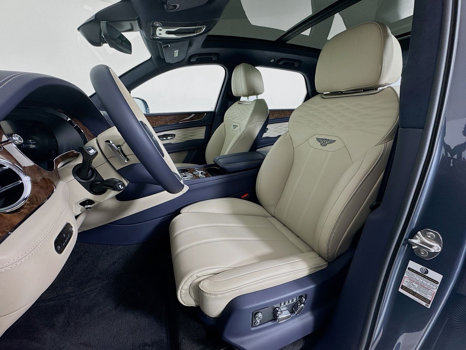 2025 Bentley Bentayga - Photo 19