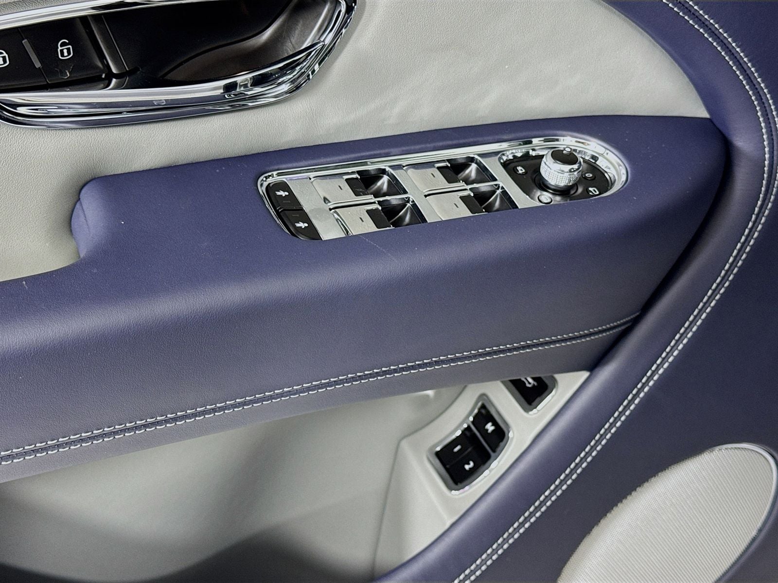 2025 Bentley Bentayga - Photo 16