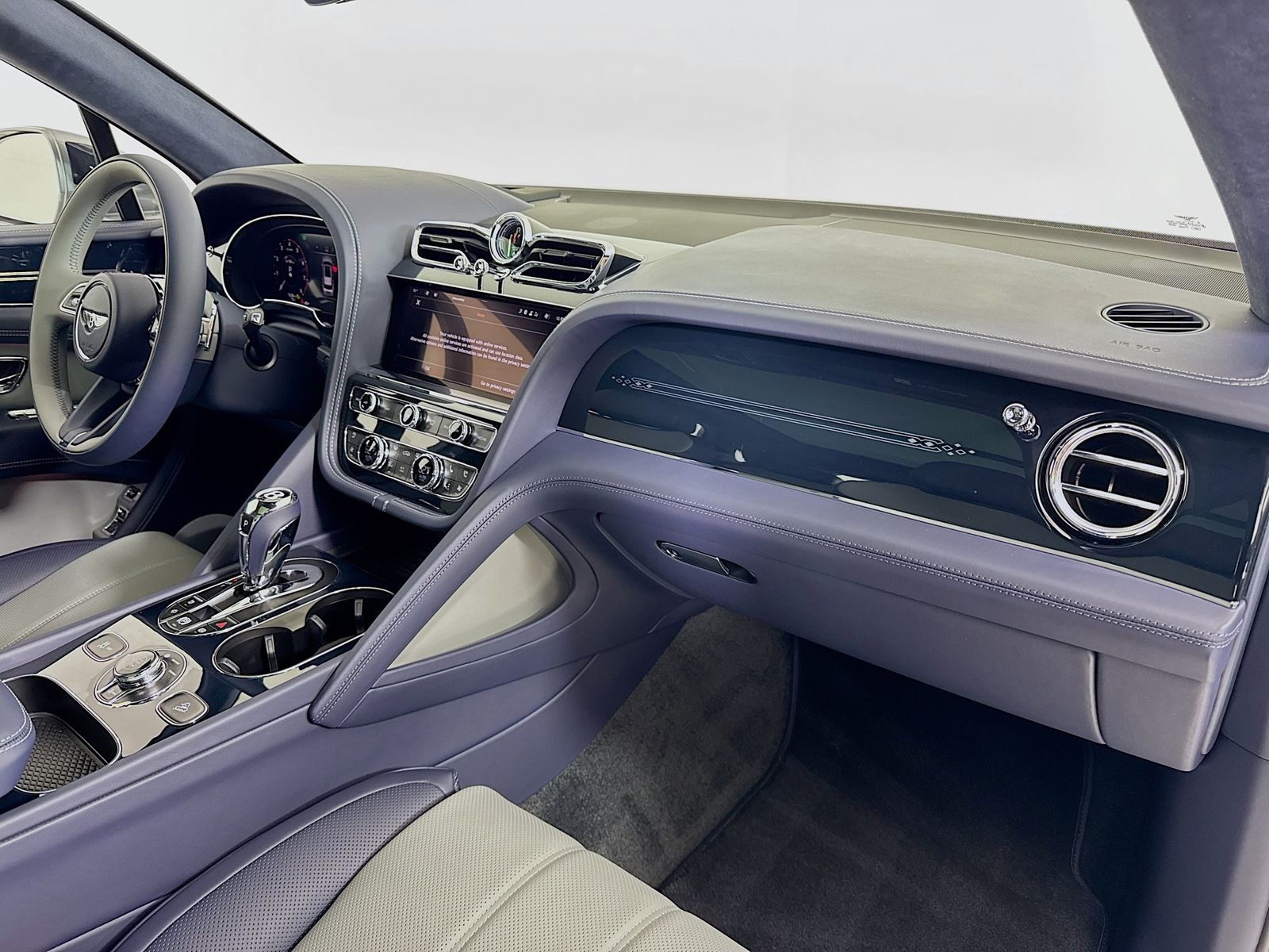 2025 Bentley Bentayga - Photo 29