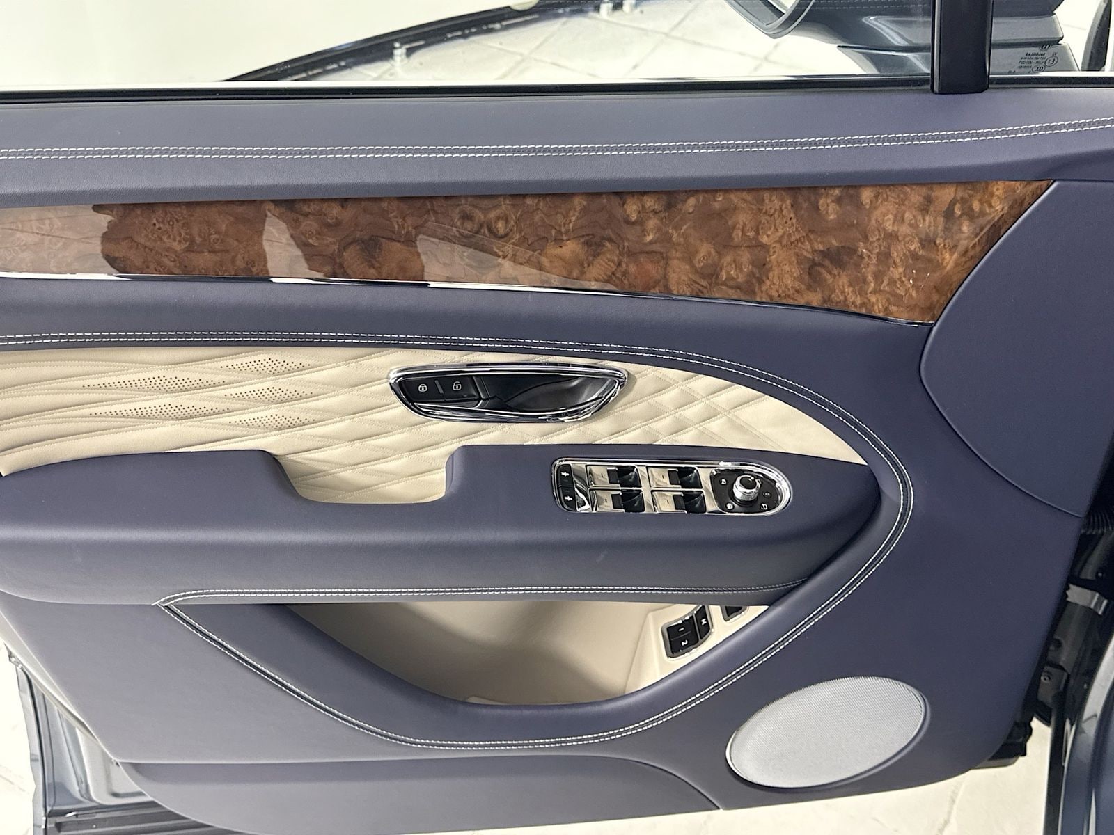 2025 Bentley Bentayga - Photo 15