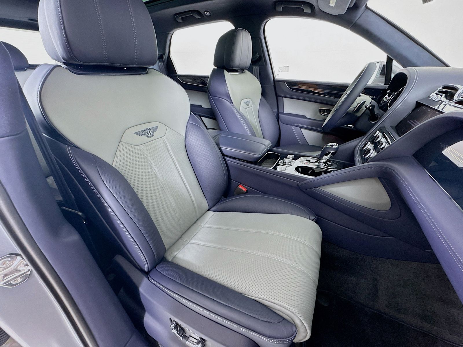 2025 Bentley Bentayga - Photo 28