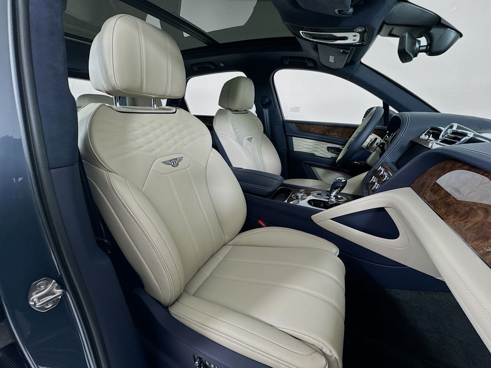 2025 Bentley Bentayga - Photo 26