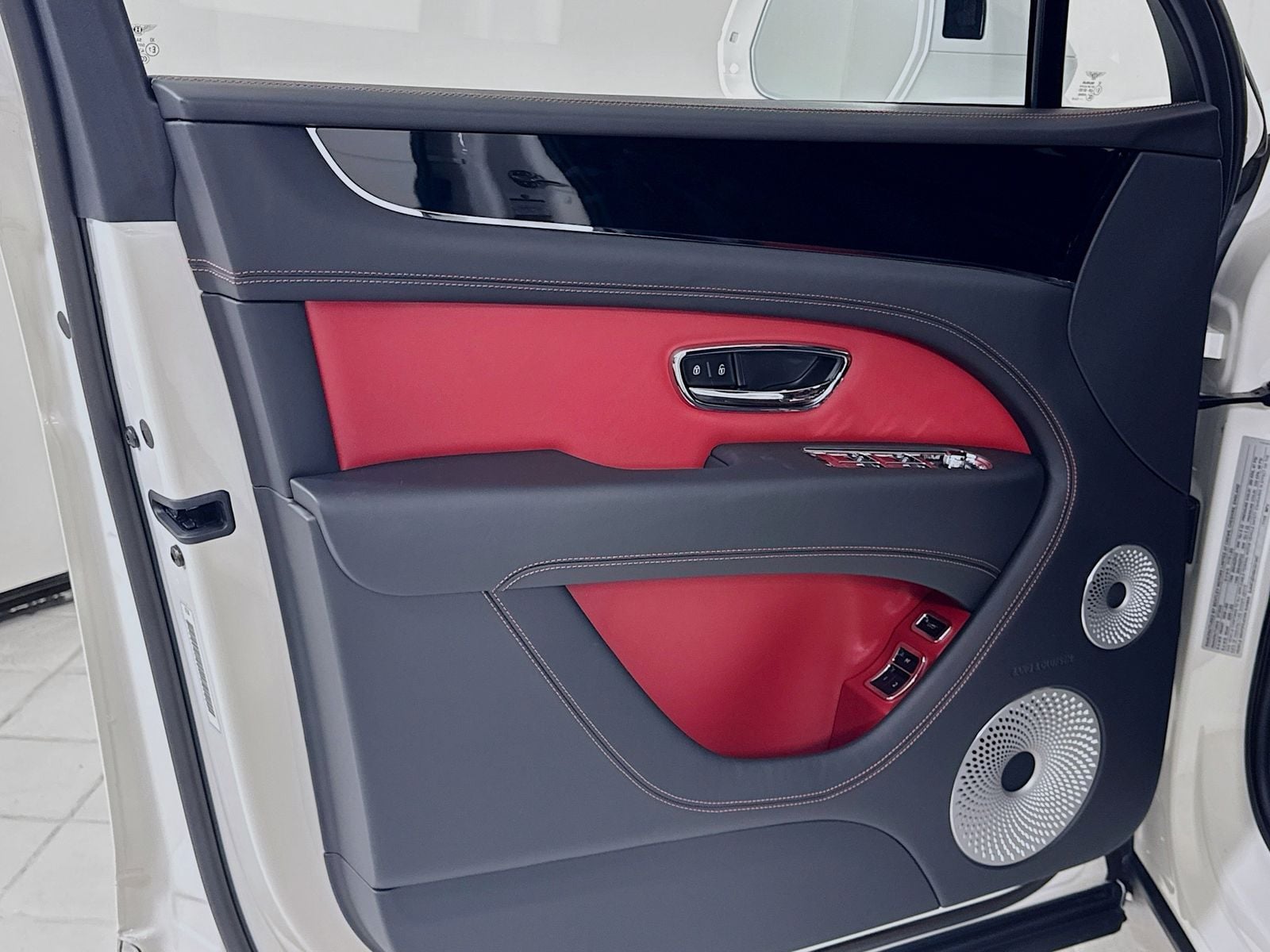 2025 Bentley Bentayga - Photo 15