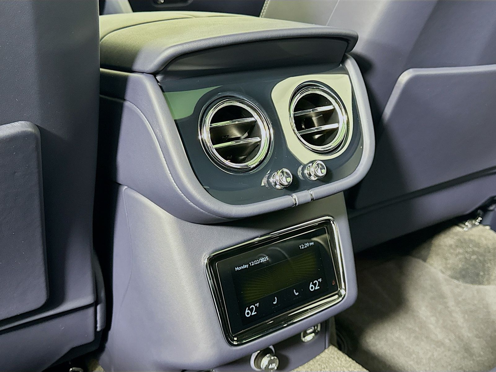 2025 Bentley Bentayga - Photo 26