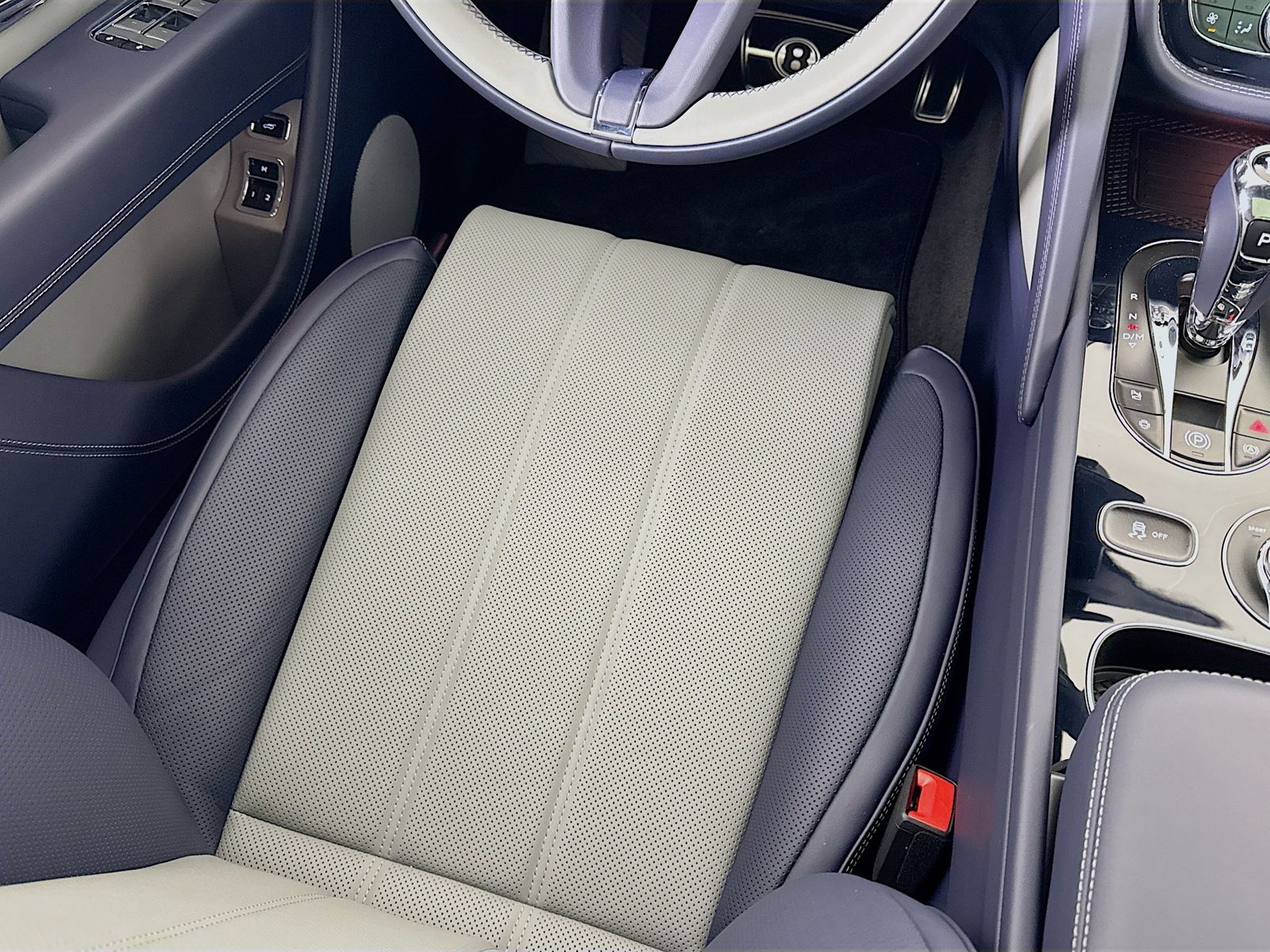 2025 Bentley Bentayga - Photo 23