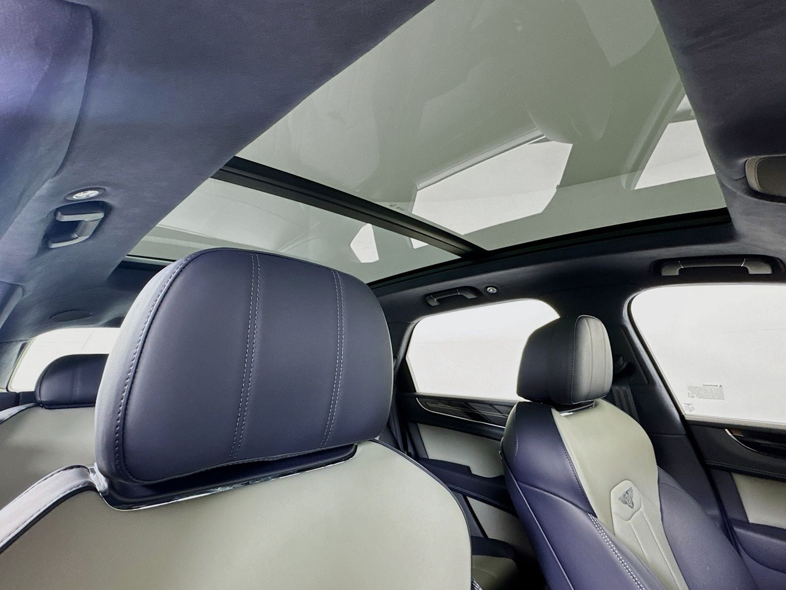 2025 Bentley Bentayga - Photo 21