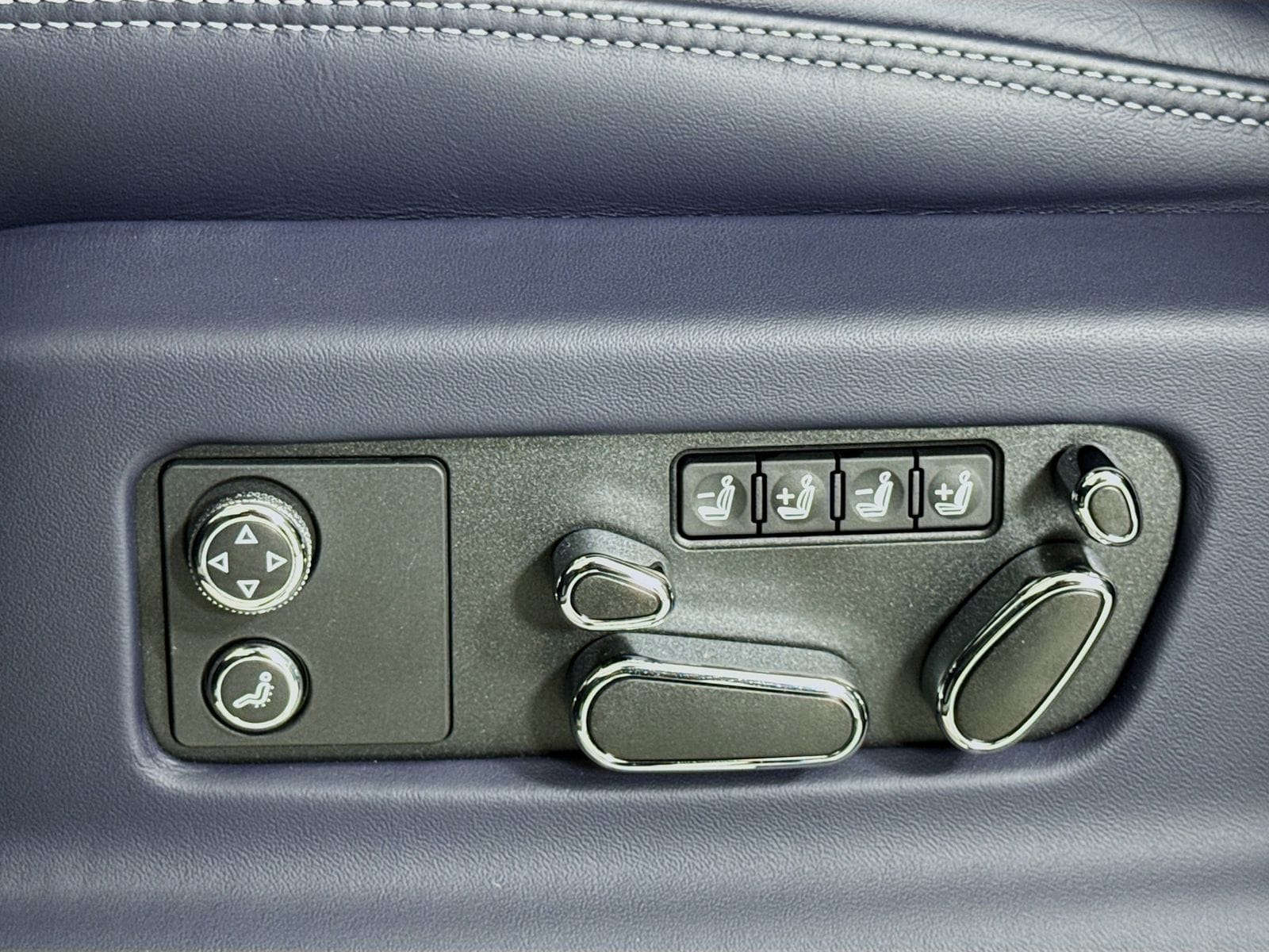 2025 Bentley Bentayga - Photo 19