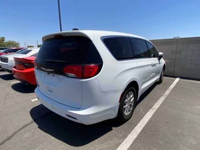 Thumbnail: 2022 Chrysler Voyager - 4