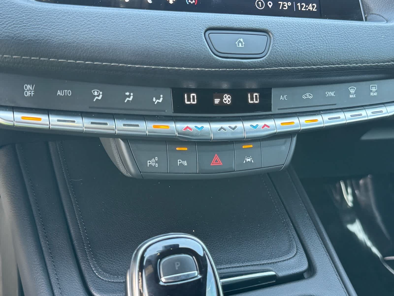 Thumbnail: 2022 Cadillac XT4 - 25