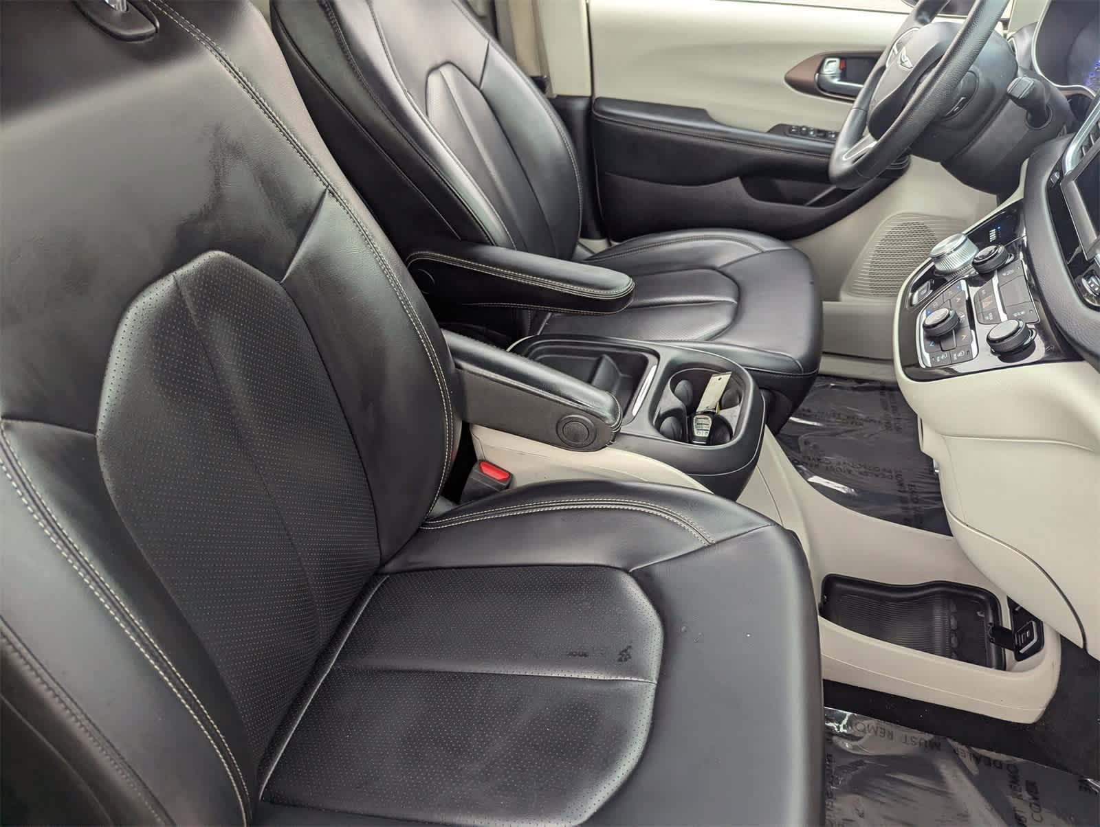 Thumbnail: 2021 Chrysler Voyager - 12