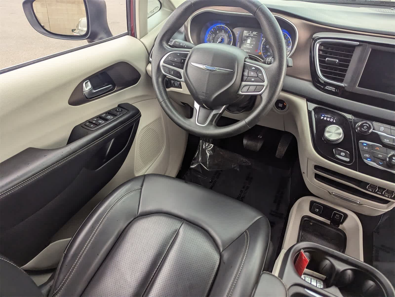 Thumbnail: 2021 Chrysler Voyager - 17