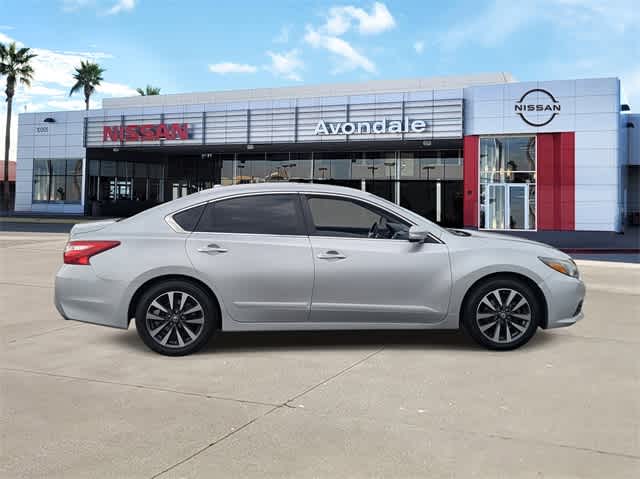 Thumbnail: 2017 Nissan Altima - 7