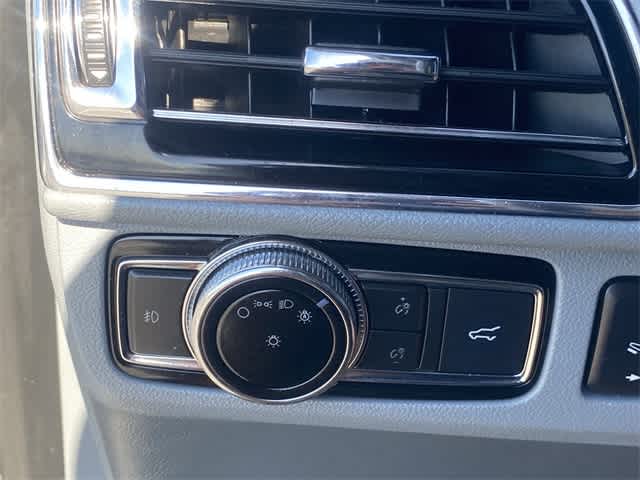 Thumbnail: 2018 Lincoln Navigator - 33