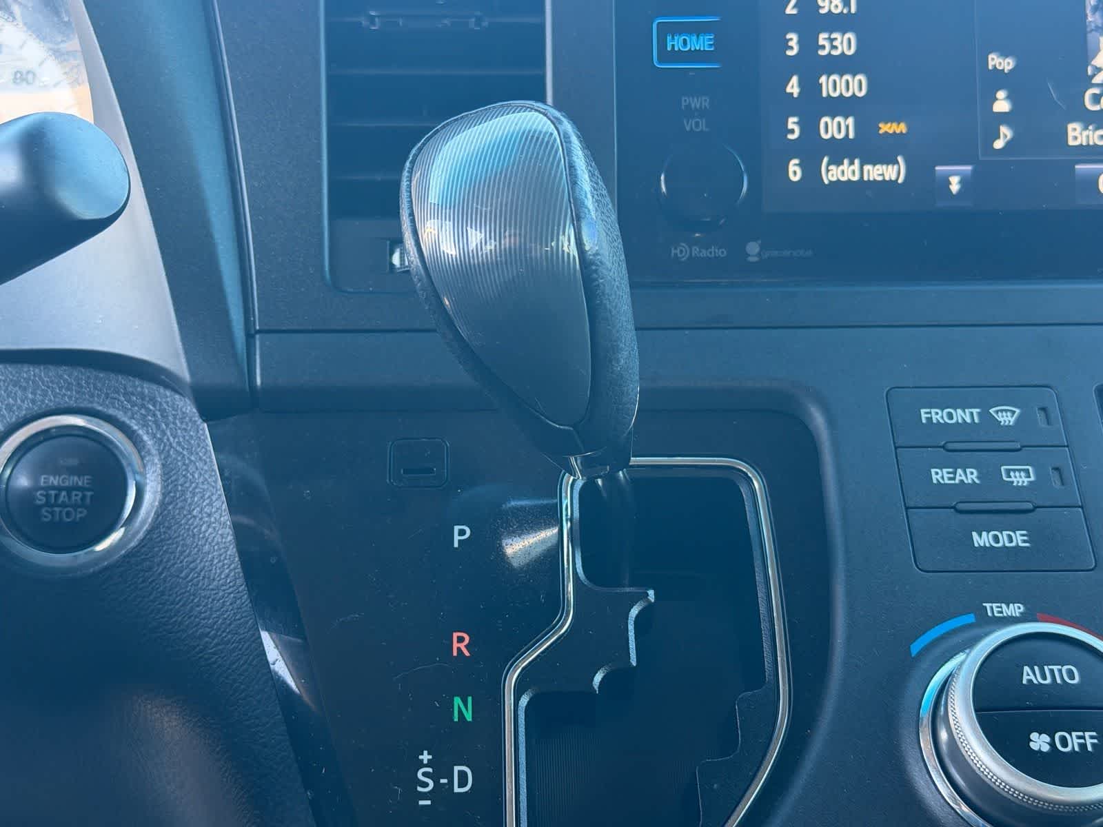 Thumbnail: 2015 Toyota Sienna - 27