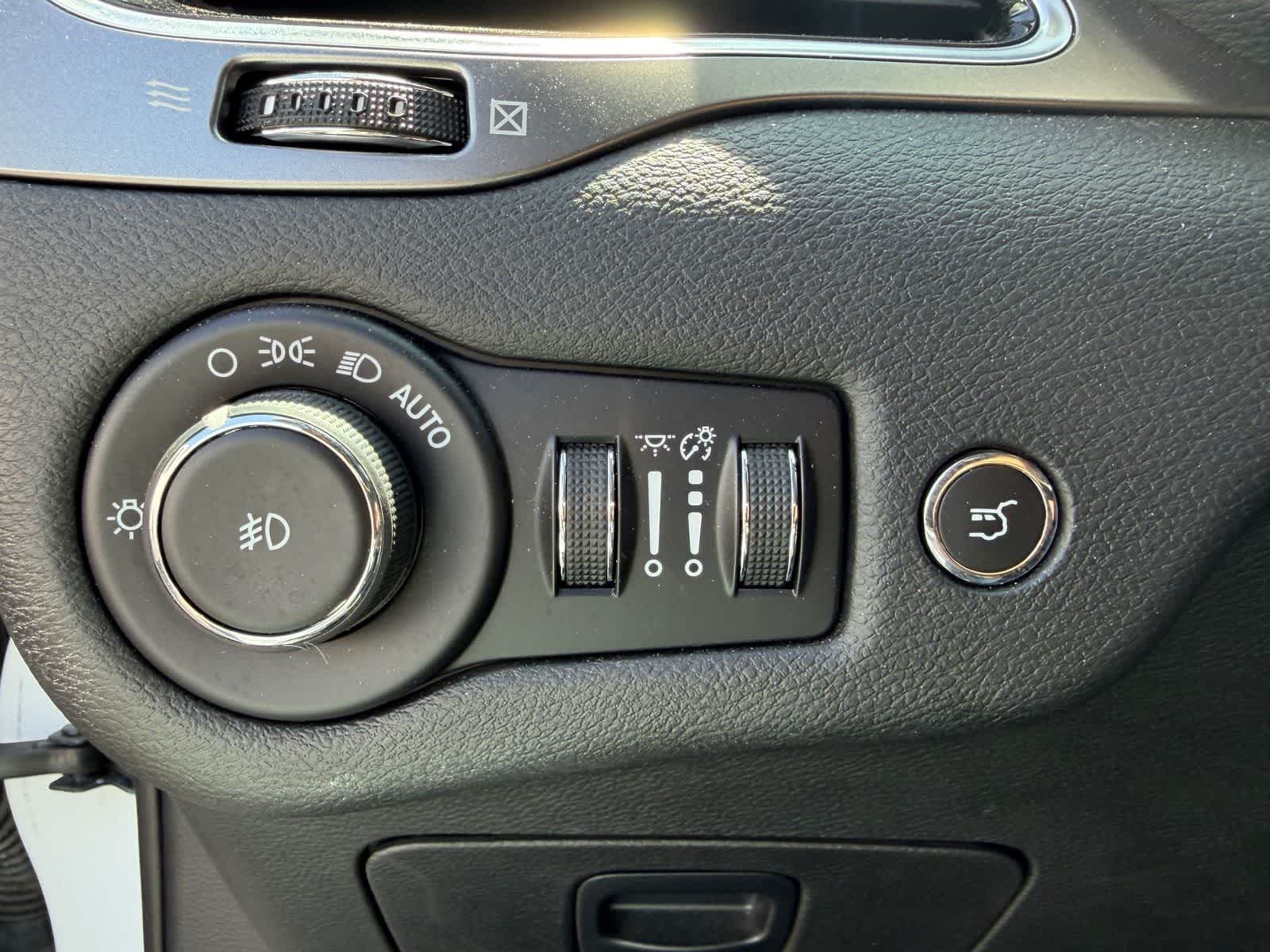 Thumbnail: 2019 Jeep Cherokee - 10