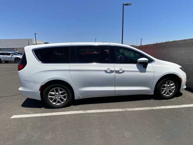 Thumbnail: 2022 Chrysler Voyager - 5