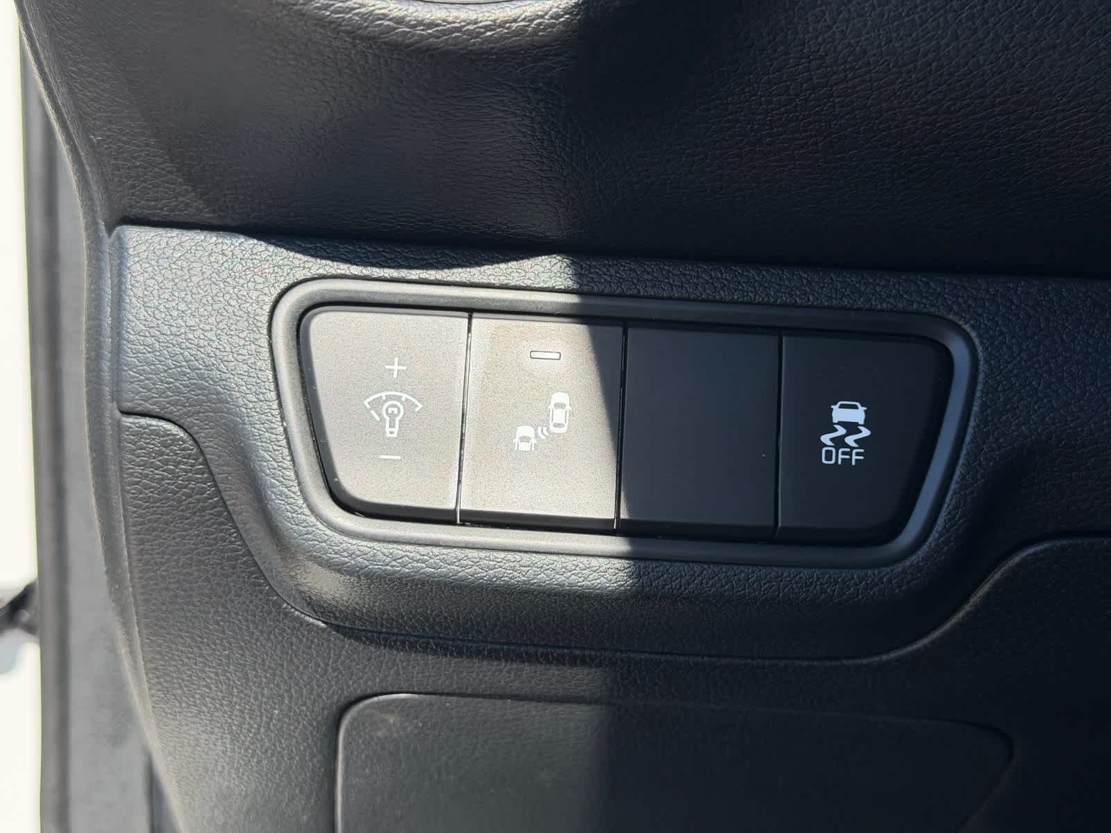 Thumbnail: 2023 Kia Forte - 16