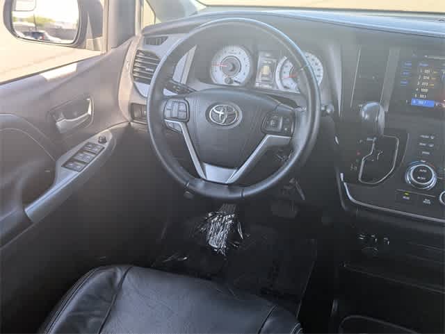 Thumbnail: 2017 Toyota Sienna - 15
