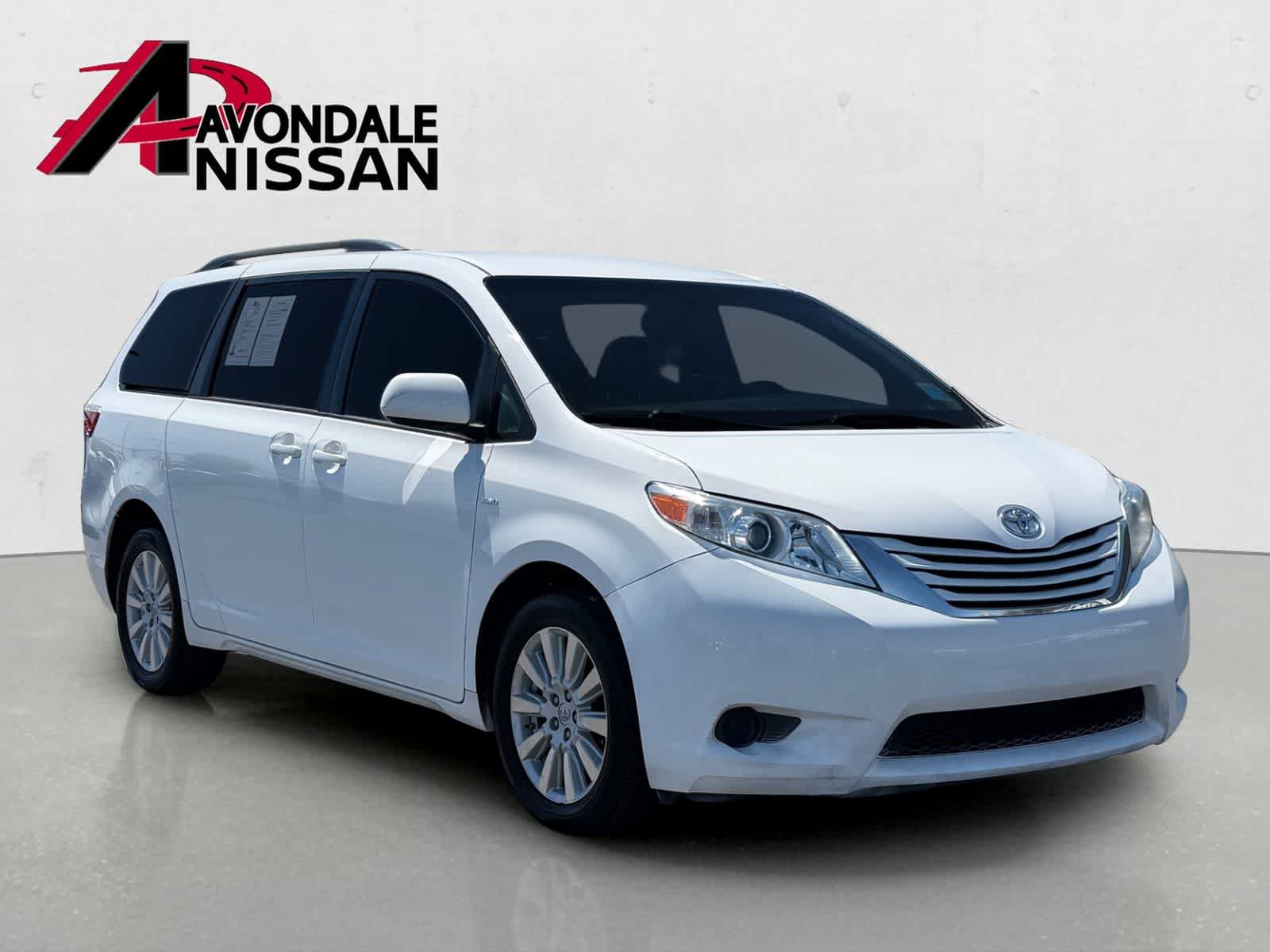 Thumbnail: 2017 Toyota Sienna - 8