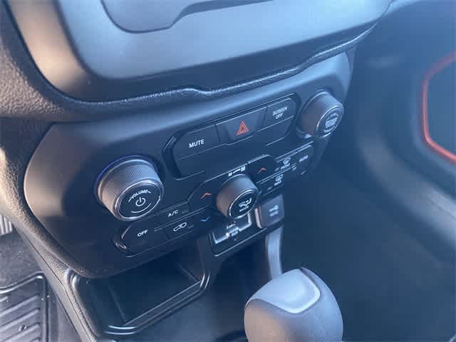 Thumbnail: 2020 Jeep Renegade - 18