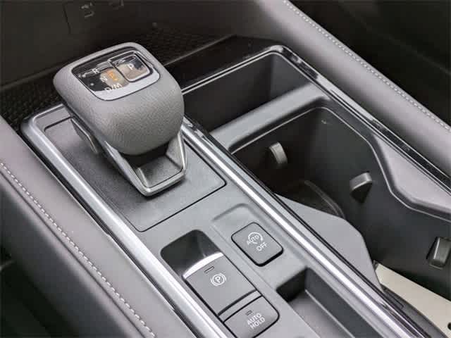 2025 Nissan Pathfinder SV 18