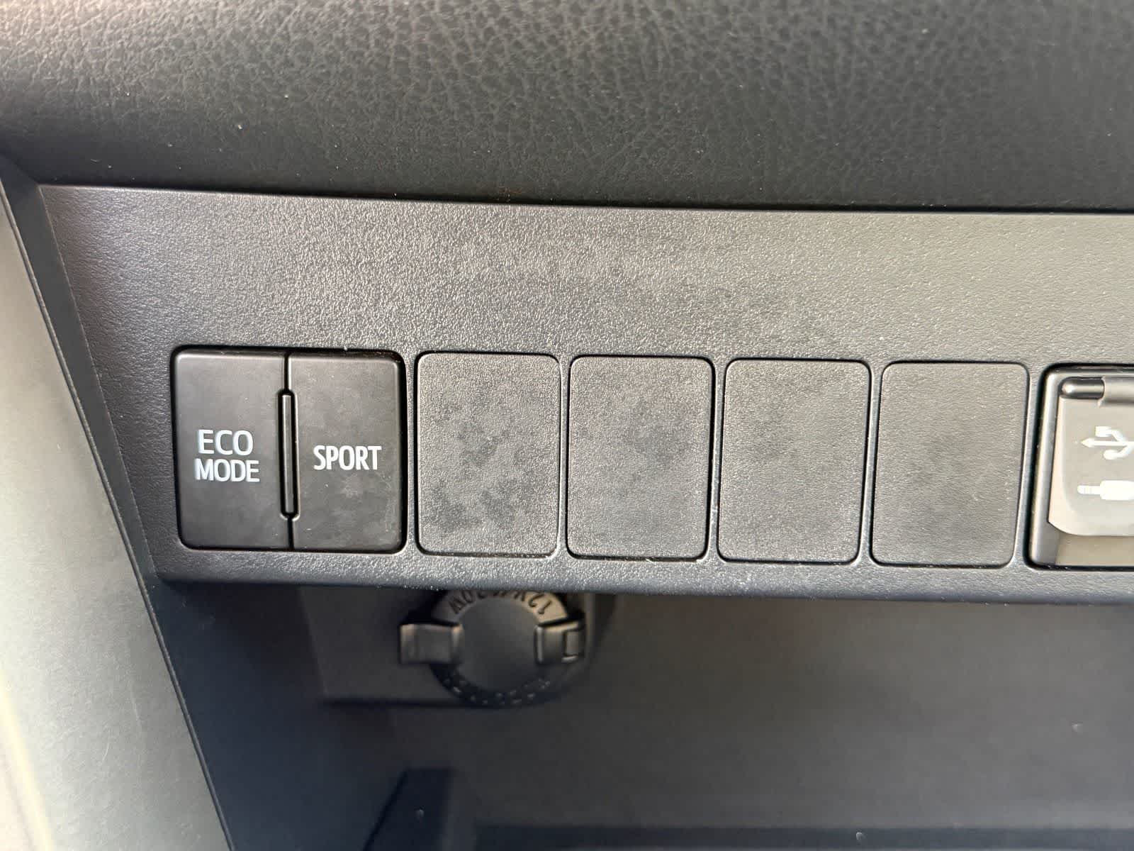 Thumbnail: 2016 Toyota RAV4 - 25