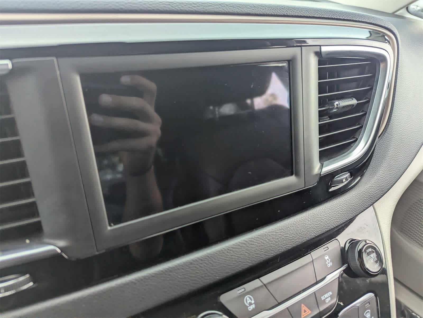 Thumbnail: 2021 Chrysler Voyager - 26