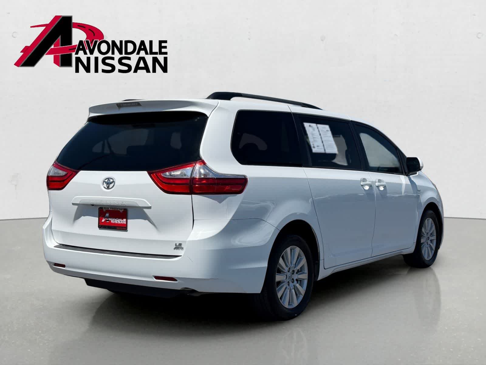 Thumbnail: 2017 Toyota Sienna - 6