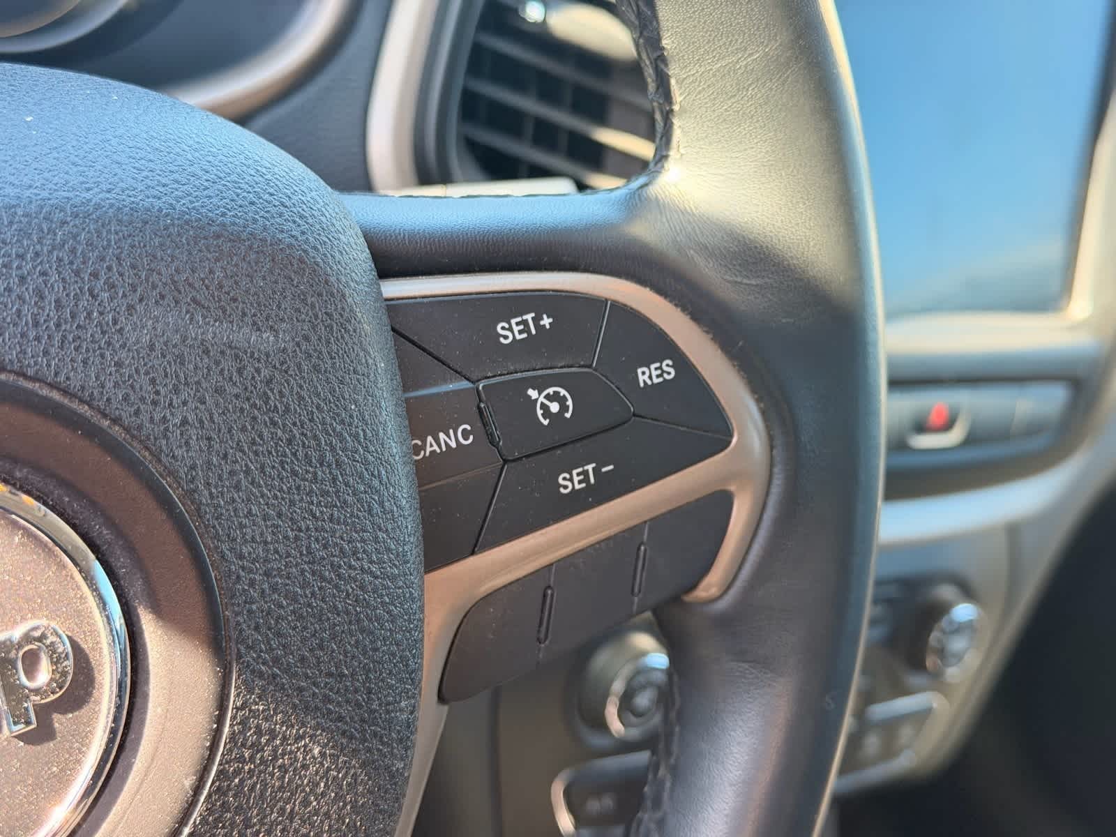 Thumbnail: 2015 Jeep Cherokee - 18