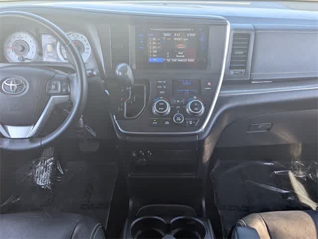 Thumbnail: 2017 Toyota Sienna - 16