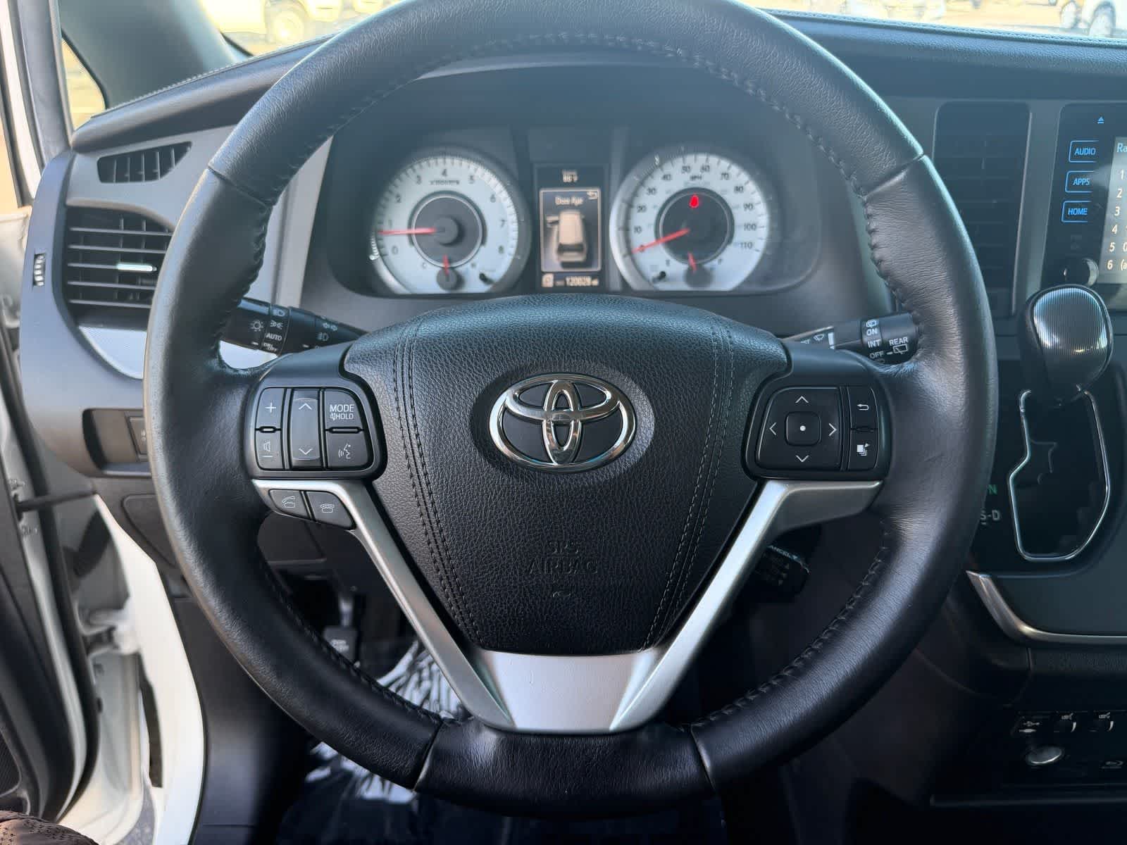 Thumbnail: 2015 Toyota Sienna - 18