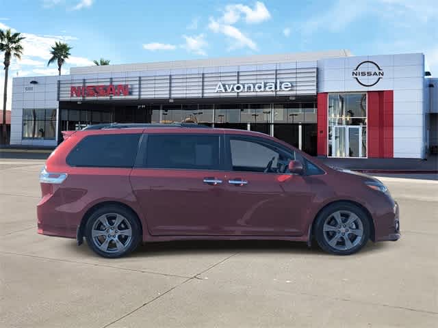 Thumbnail: 2017 Toyota Sienna - 7