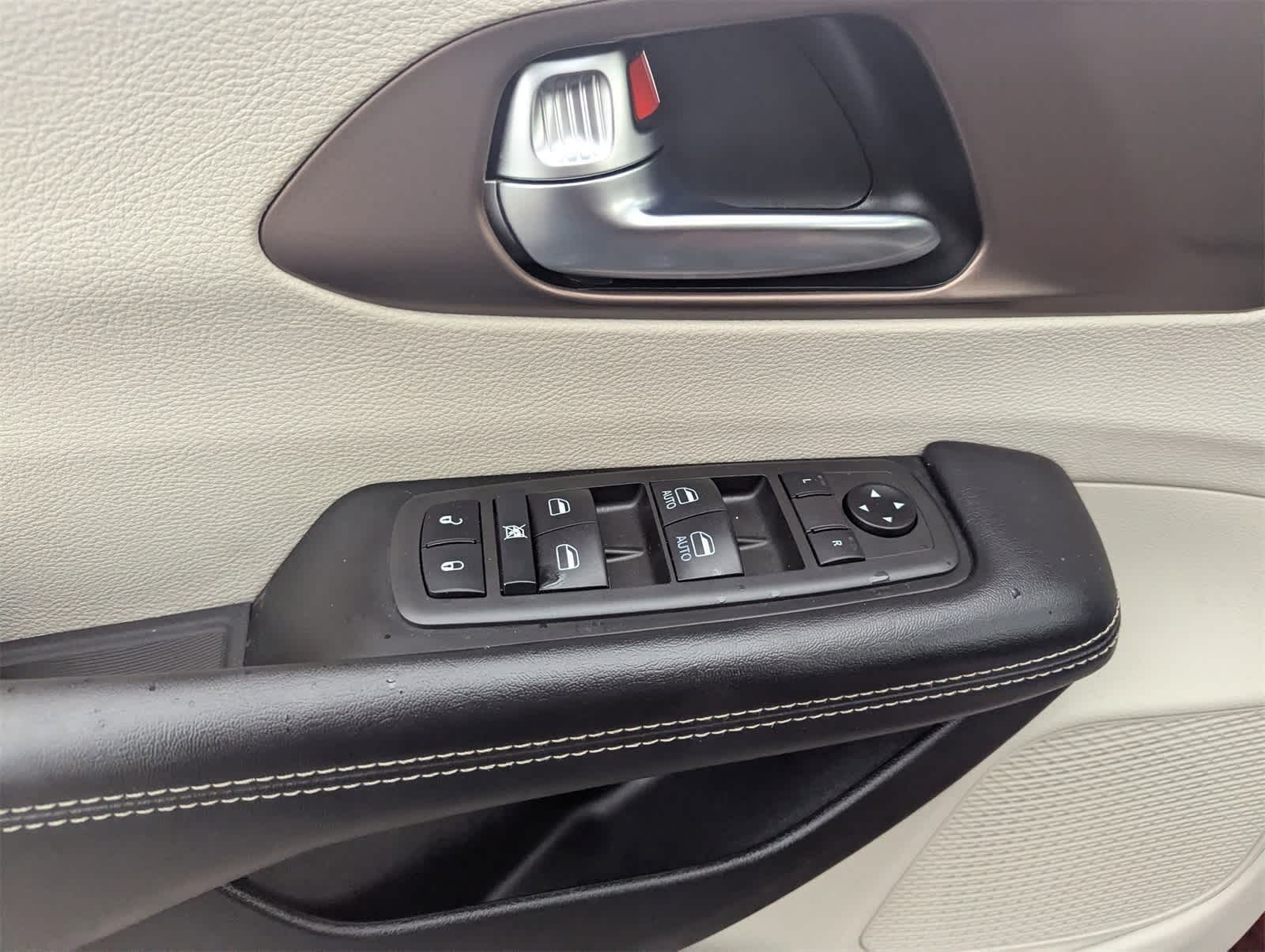 Thumbnail: 2021 Chrysler Voyager - 25