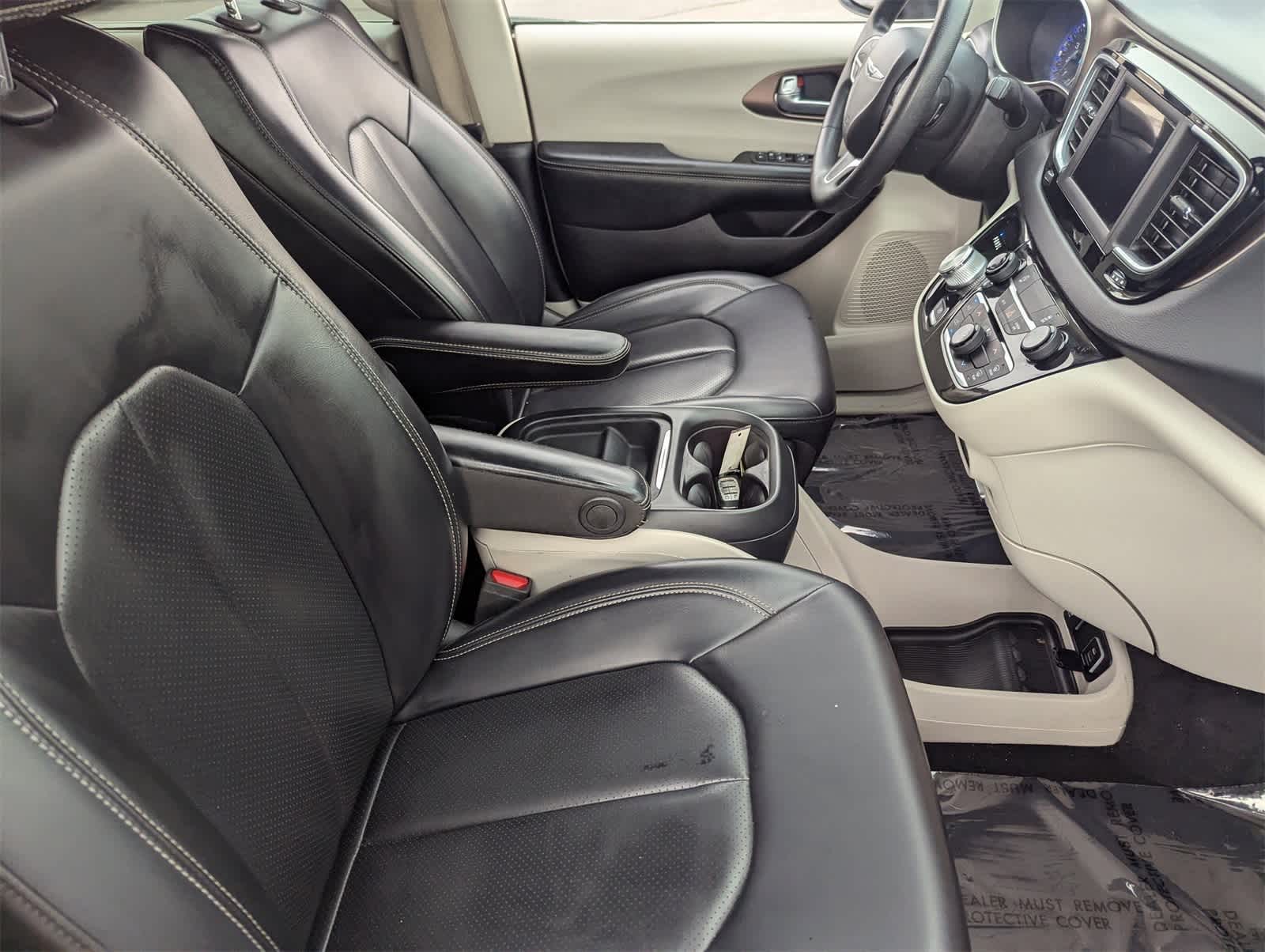 Thumbnail: 2021 Chrysler Voyager - 13