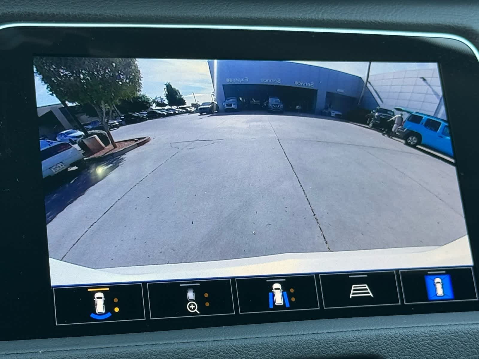 Thumbnail: 2022 Cadillac XT4 - 24