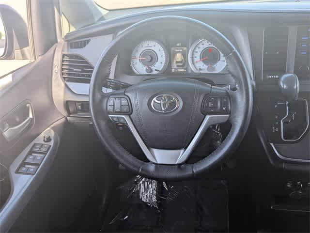 Thumbnail: 2017 Toyota Sienna - 18