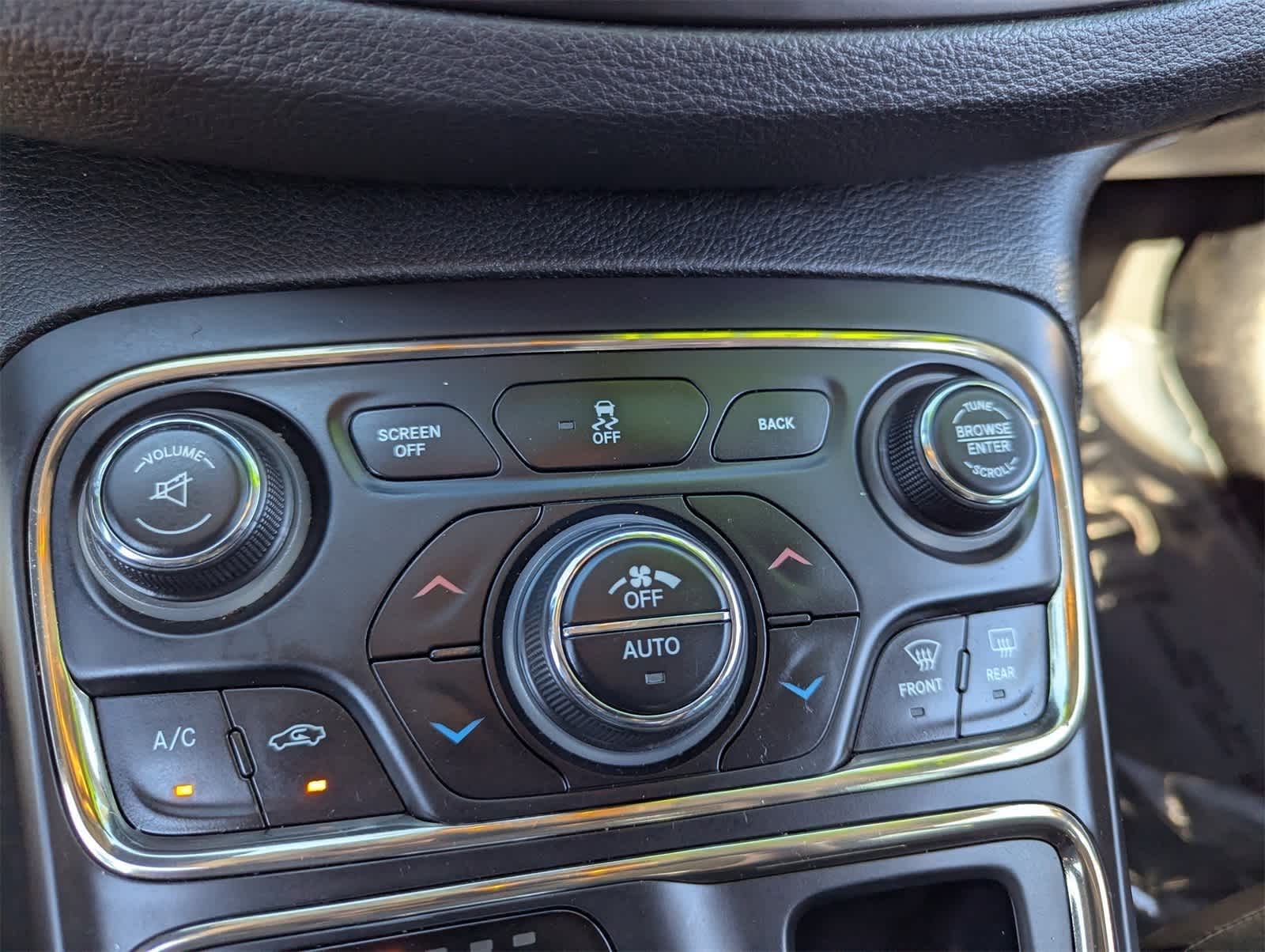 Thumbnail: 2015 Chrysler 200 - 27