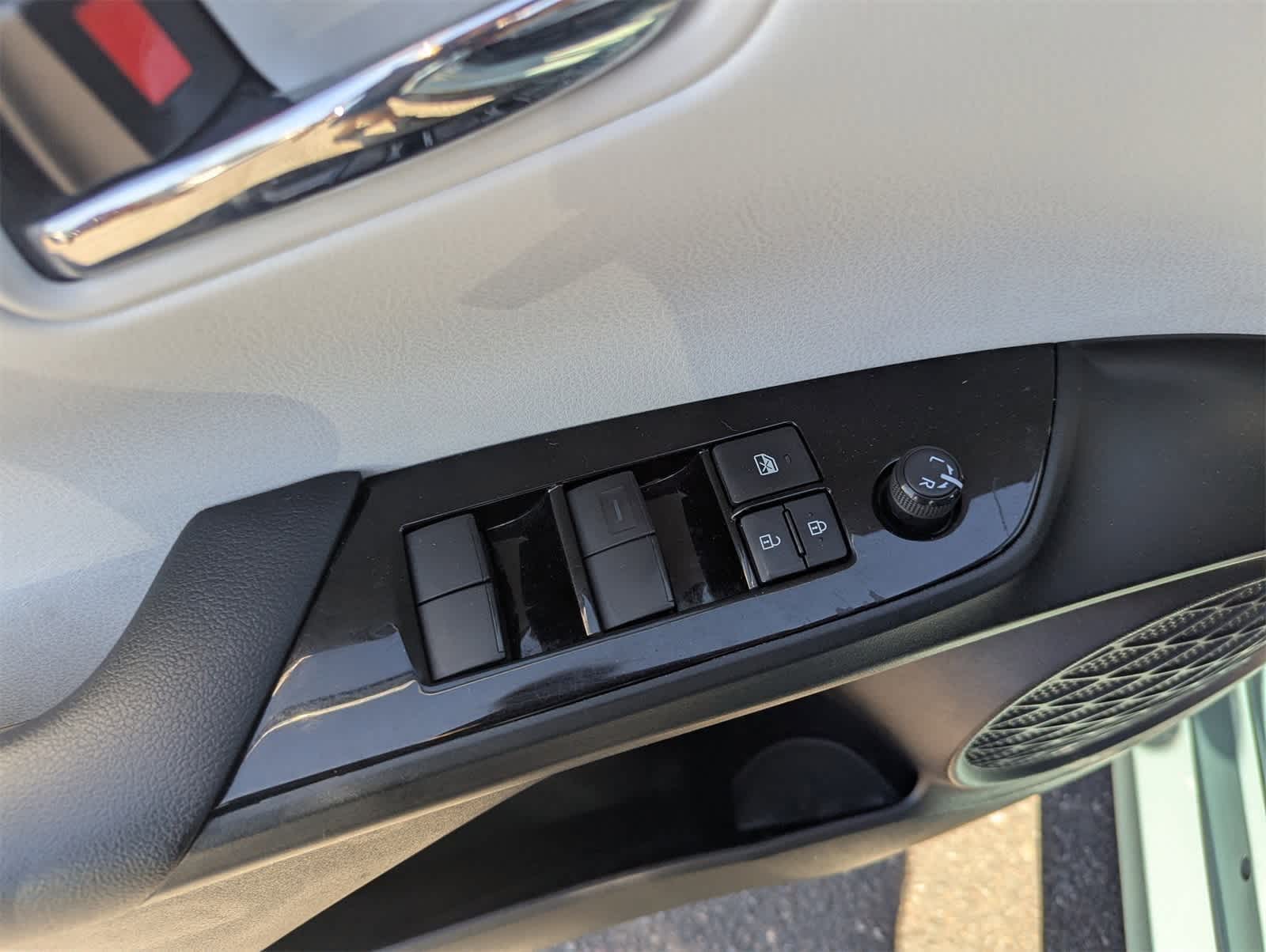 Thumbnail: 2022 Toyota Prius - 25