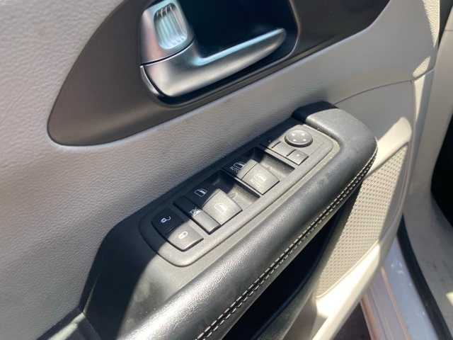 Thumbnail: 2022 Chrysler Voyager - 14