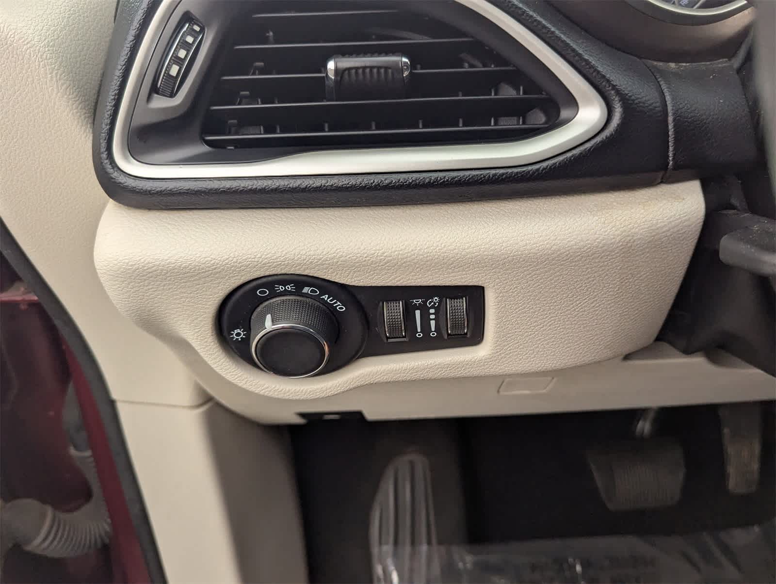 Thumbnail: 2021 Chrysler Voyager - 32