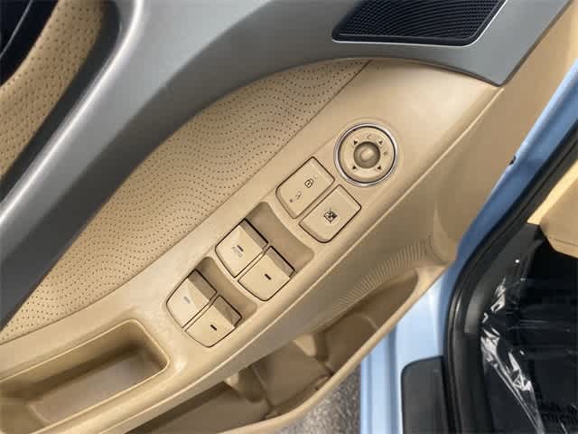 Thumbnail: 2012 Hyundai Elantra - 25