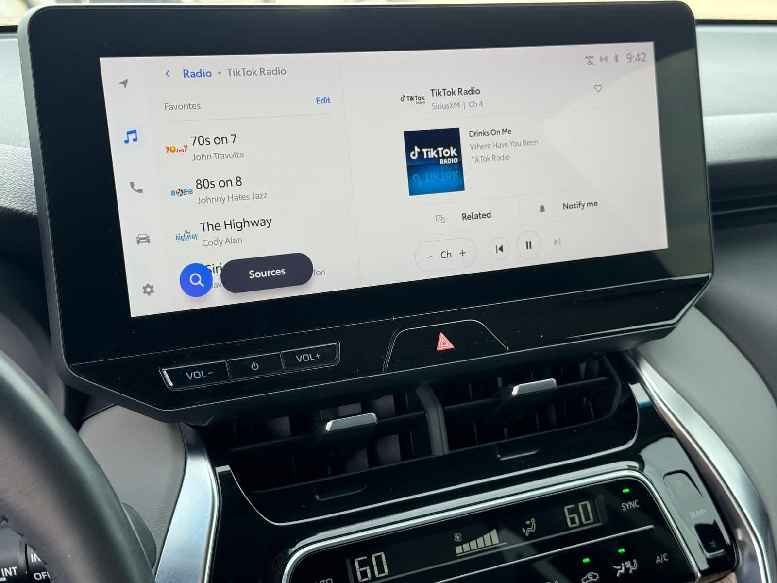 Thumbnail: 2023 Toyota Venza - 24