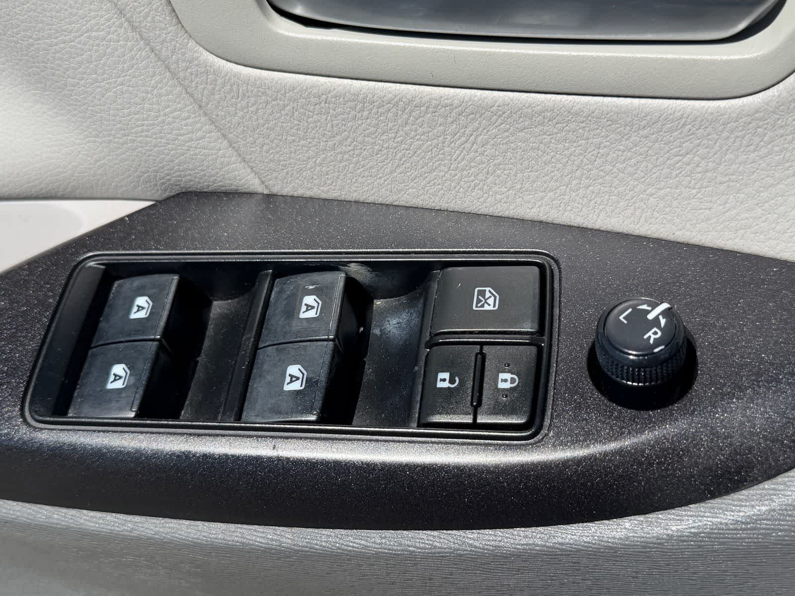 Thumbnail: 2017 Toyota Sienna - 13