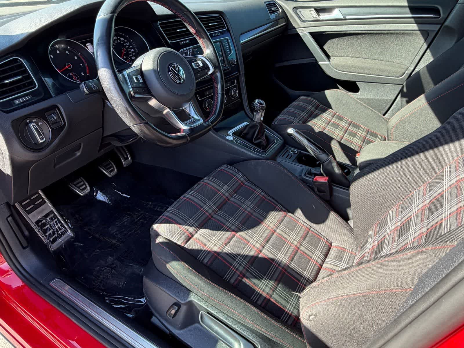 Thumbnail: 2017 Volkswagen Golf - 2