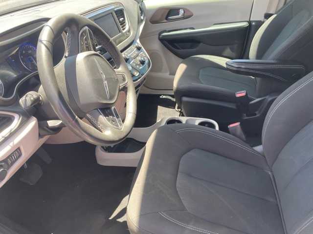 Thumbnail: 2022 Chrysler Voyager - 12