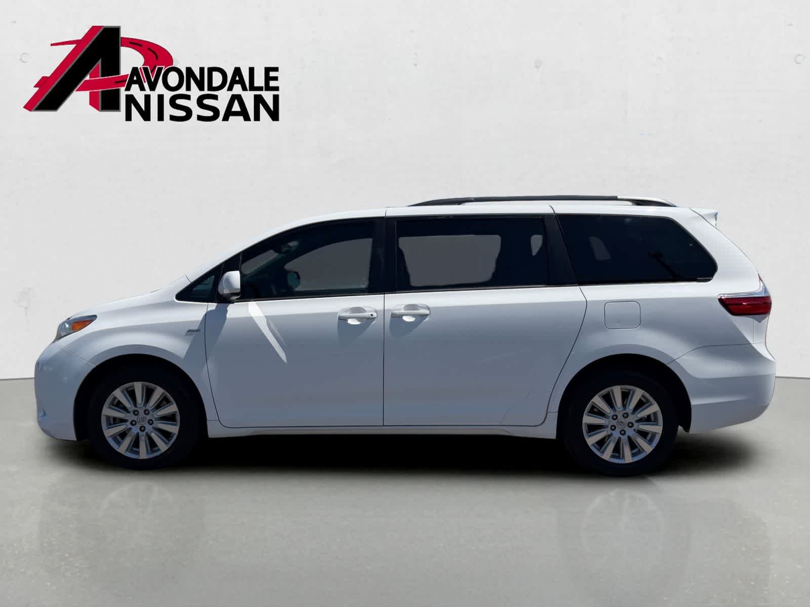 Thumbnail: 2017 Toyota Sienna - 3