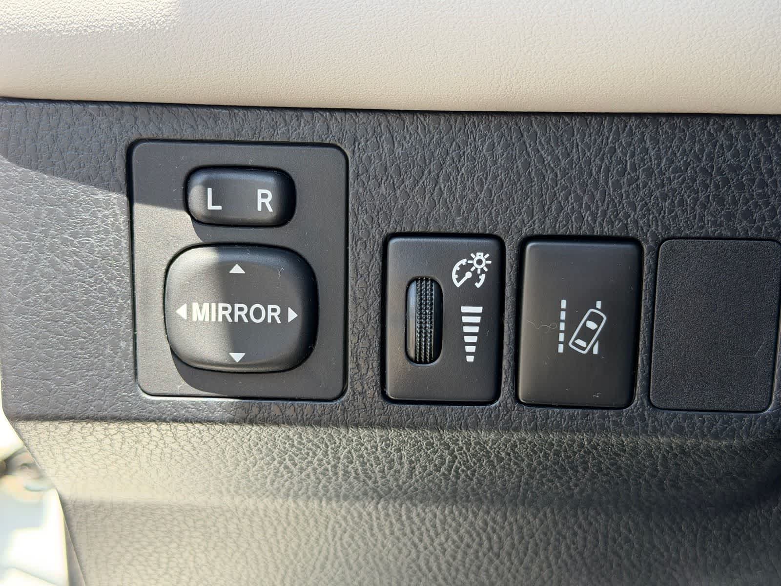 Thumbnail: 2018 Toyota RAV4 - 14
