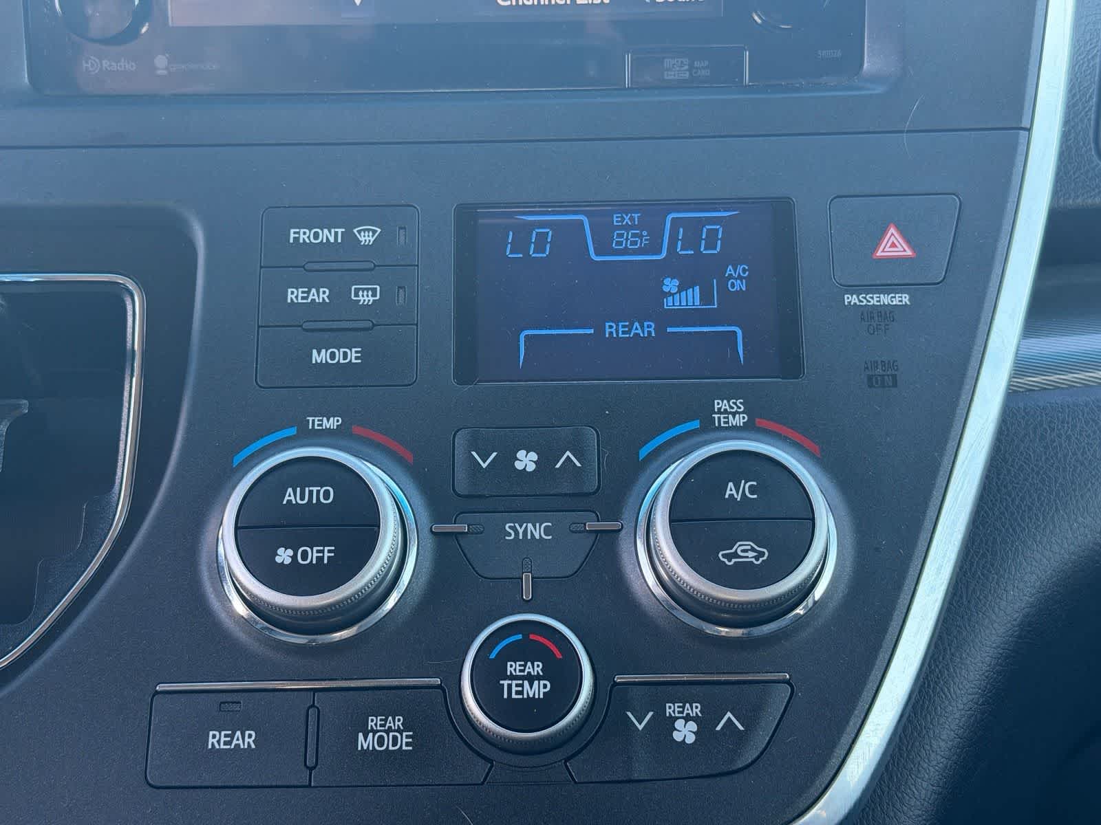 Thumbnail: 2015 Toyota Sienna - 26